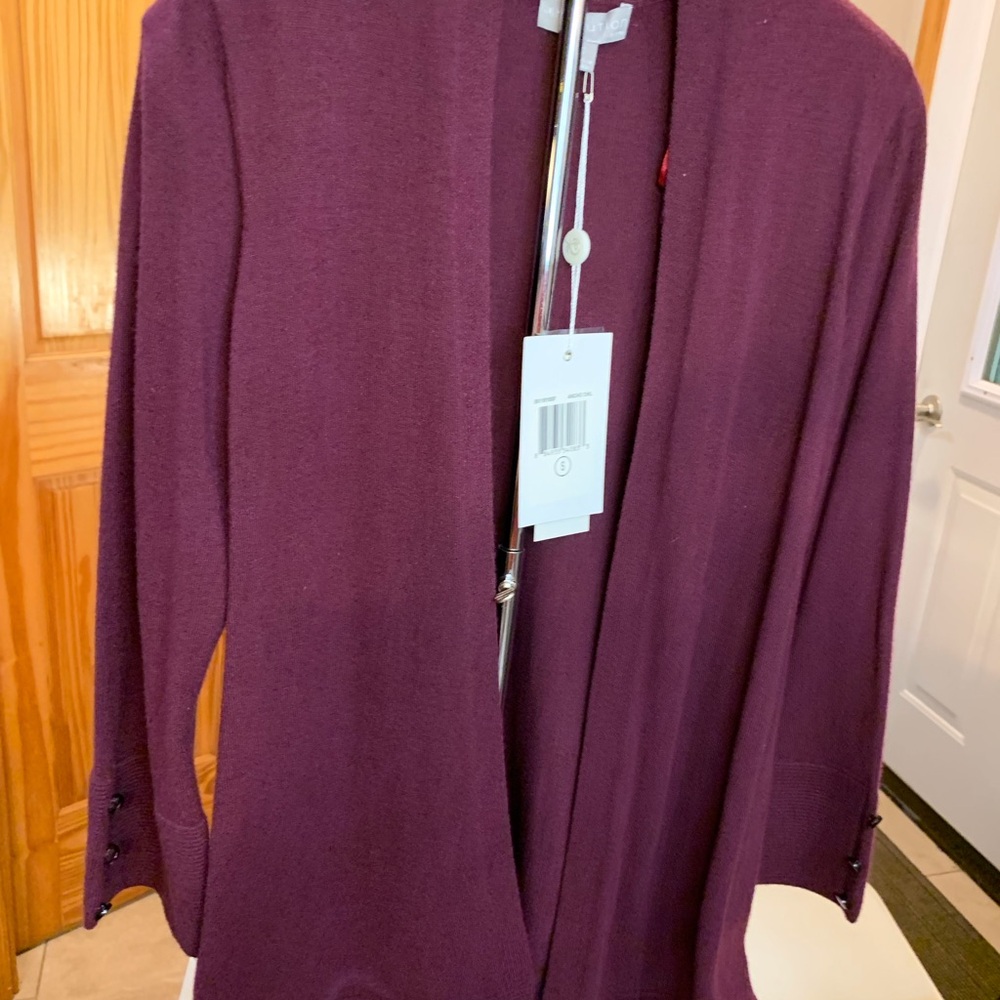 NWT, Elegant Burgundy Women's Sweater. Size small - Picture 6 of 10